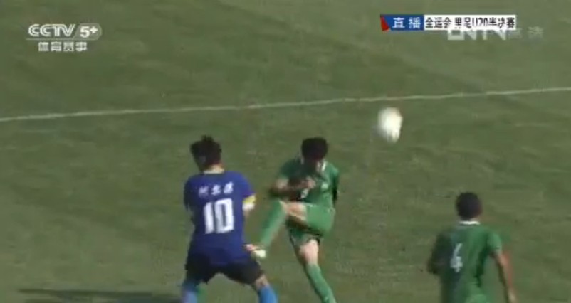  法甲赛场现奇葩进球，乌龙球改写比赛走势  